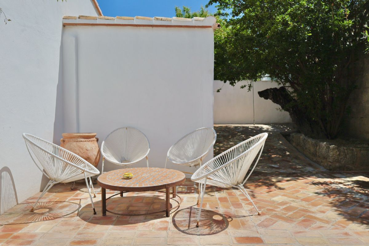 Finca con encanto mediterraneo a solo unos pasos del centro de Javea
Imagina vivir rodeado de naturaleza, con la paz del campo y la comodidad de tener todo lo que necesitas a escasos minutos.