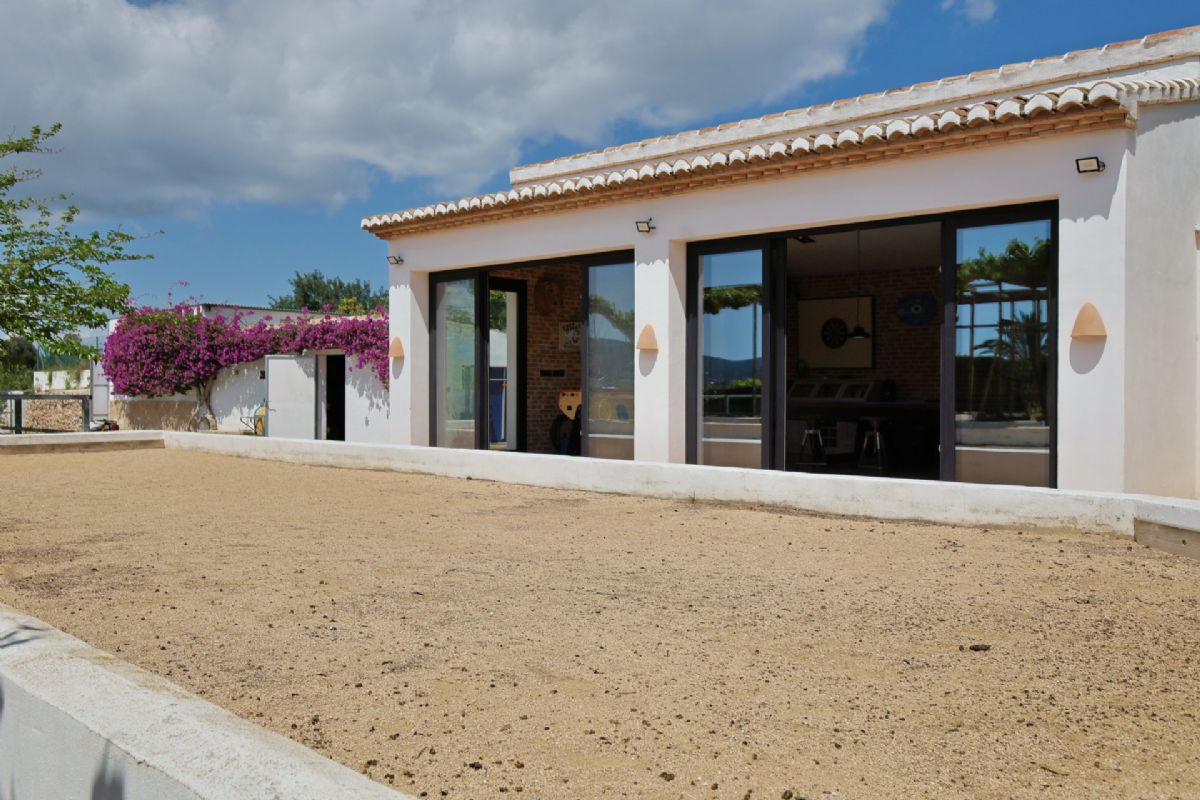Finca con encanto mediterraneo a solo unos pasos del centro de Javea
Imagina vivir rodeado de naturaleza, con la paz del campo y la comodidad de tener todo lo que necesitas a escasos minutos.