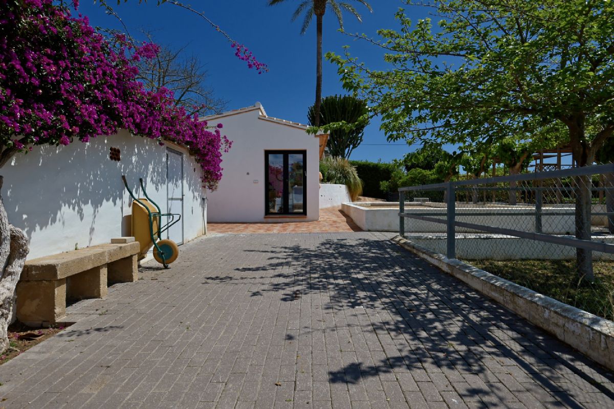Finca con encanto mediterraneo a solo unos pasos del centro de Javea
Imagina vivir rodeado de naturaleza, con la paz del campo y la comodidad de tener todo lo que necesitas a escasos minutos.