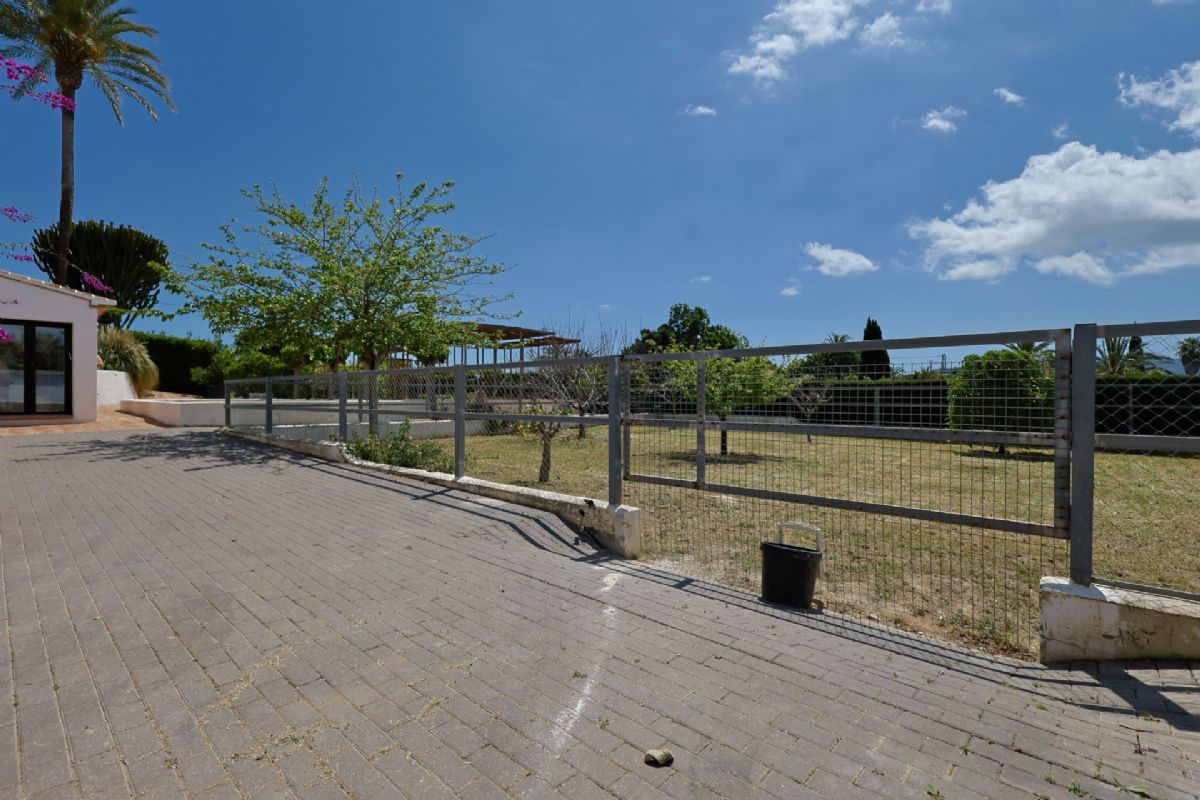 Finca con encanto mediterraneo a solo unos pasos del centro de Javea
Imagina vivir rodeado de naturaleza, con la paz del campo y la comodidad de tener todo lo que necesitas a escasos minutos.