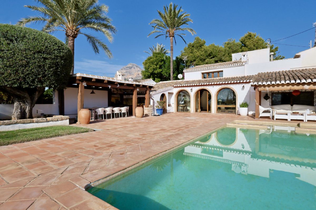 Finca con encanto mediterraneo a solo unos pasos del centro de Javea
Imagina vivir rodeado de naturaleza, con la paz del campo y la comodidad de tener todo lo que necesitas a escasos minutos.