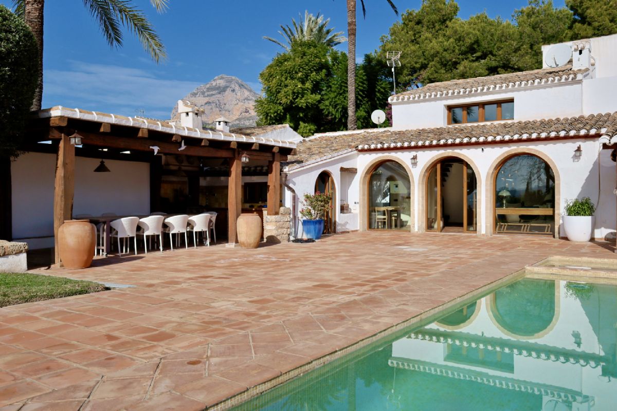 Finca con encanto mediterraneo a solo unos pasos del centro de Javea
Imagina vivir rodeado de naturaleza, con la paz del campo y la comodidad de tener todo lo que necesitas a escasos minutos.