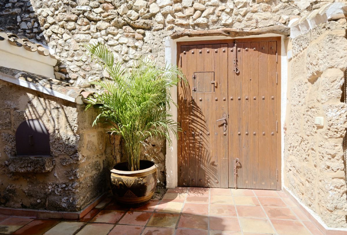 Finca con encanto mediterraneo a solo unos pasos del centro de Javea
Imagina vivir rodeado de naturaleza, con la paz del campo y la comodidad de tener todo lo que necesitas a escasos minutos.