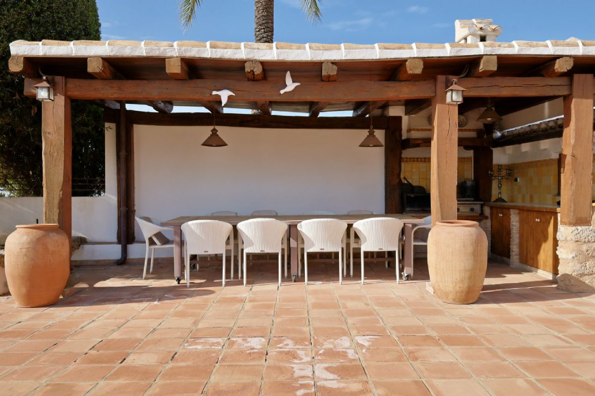 Finca con encanto mediterraneo a solo unos pasos del centro de Javea
Imagina vivir rodeado de naturaleza, con la paz del campo y la comodidad de tener todo lo que necesitas a escasos minutos.