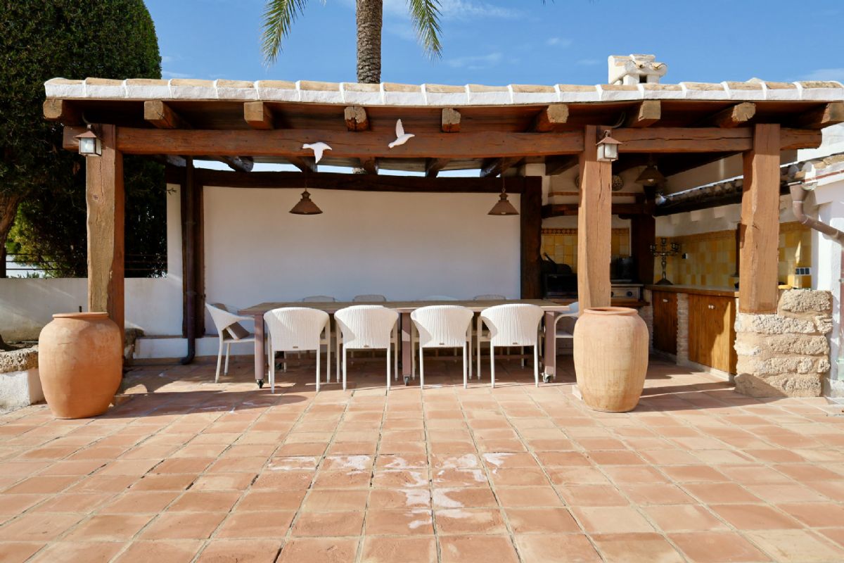 Finca con encanto mediterraneo a solo unos pasos del centro de Javea
Imagina vivir rodeado de naturaleza, con la paz del campo y la comodidad de tener todo lo que necesitas a escasos minutos.