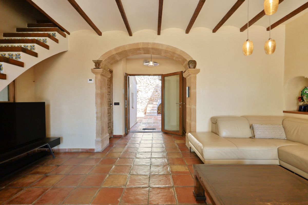 Finca con encanto mediterraneo a solo unos pasos del centro de Javea
Imagina vivir rodeado de naturaleza, con la paz del campo y la comodidad de tener todo lo que necesitas a escasos minutos.
