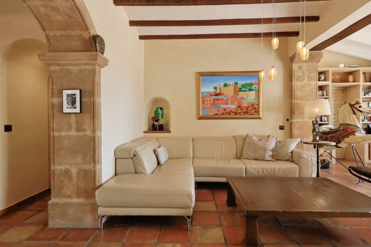 Finca con encanto mediterraneo a solo unos pasos del centro de Javea
Imagina vivir rodeado de naturaleza, con la paz del campo y la comodidad de tener todo lo que necesitas a escasos minutos.