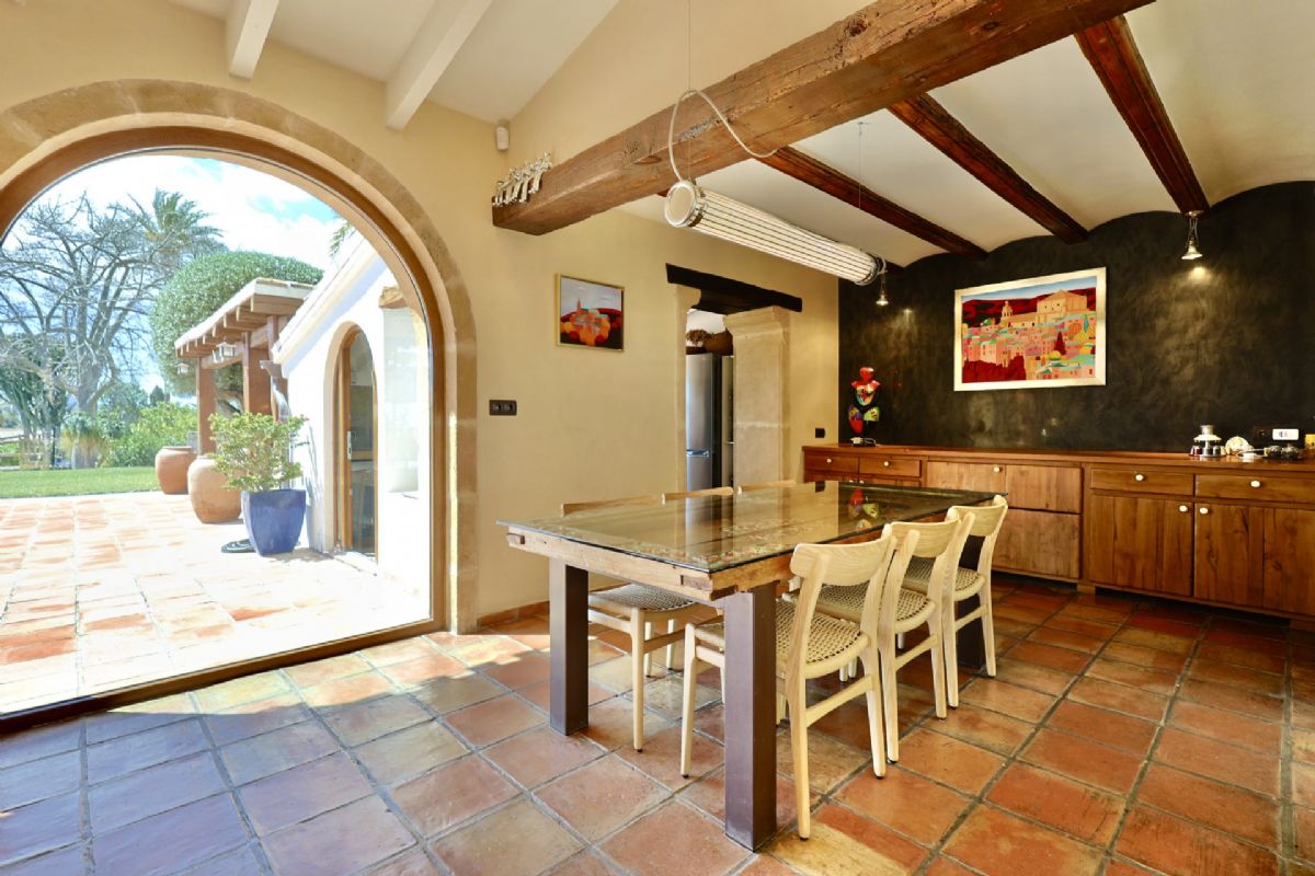 Finca con encanto mediterraneo a solo unos pasos del centro de Javea
Imagina vivir rodeado de naturaleza, con la paz del campo y la comodidad de tener todo lo que necesitas a escasos minutos.