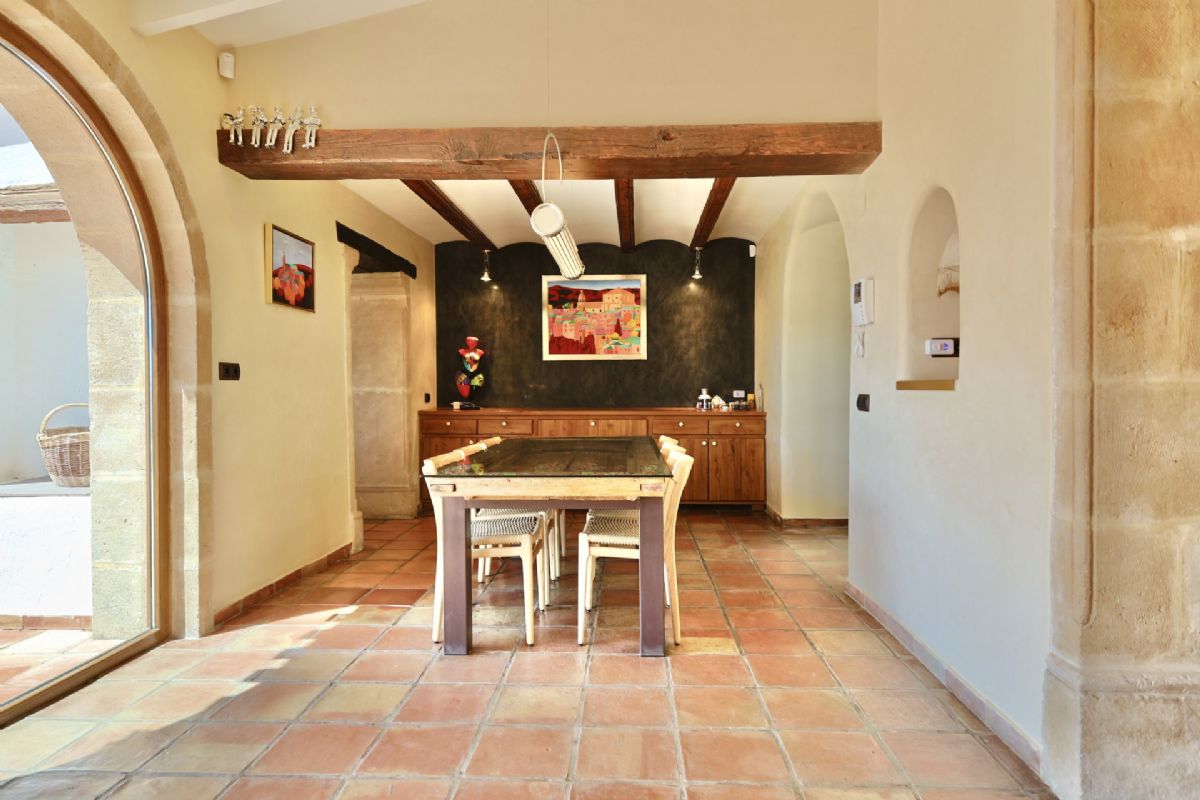 Finca con encanto mediterraneo a solo unos pasos del centro de Javea
Imagina vivir rodeado de naturaleza, con la paz del campo y la comodidad de tener todo lo que necesitas a escasos minutos.