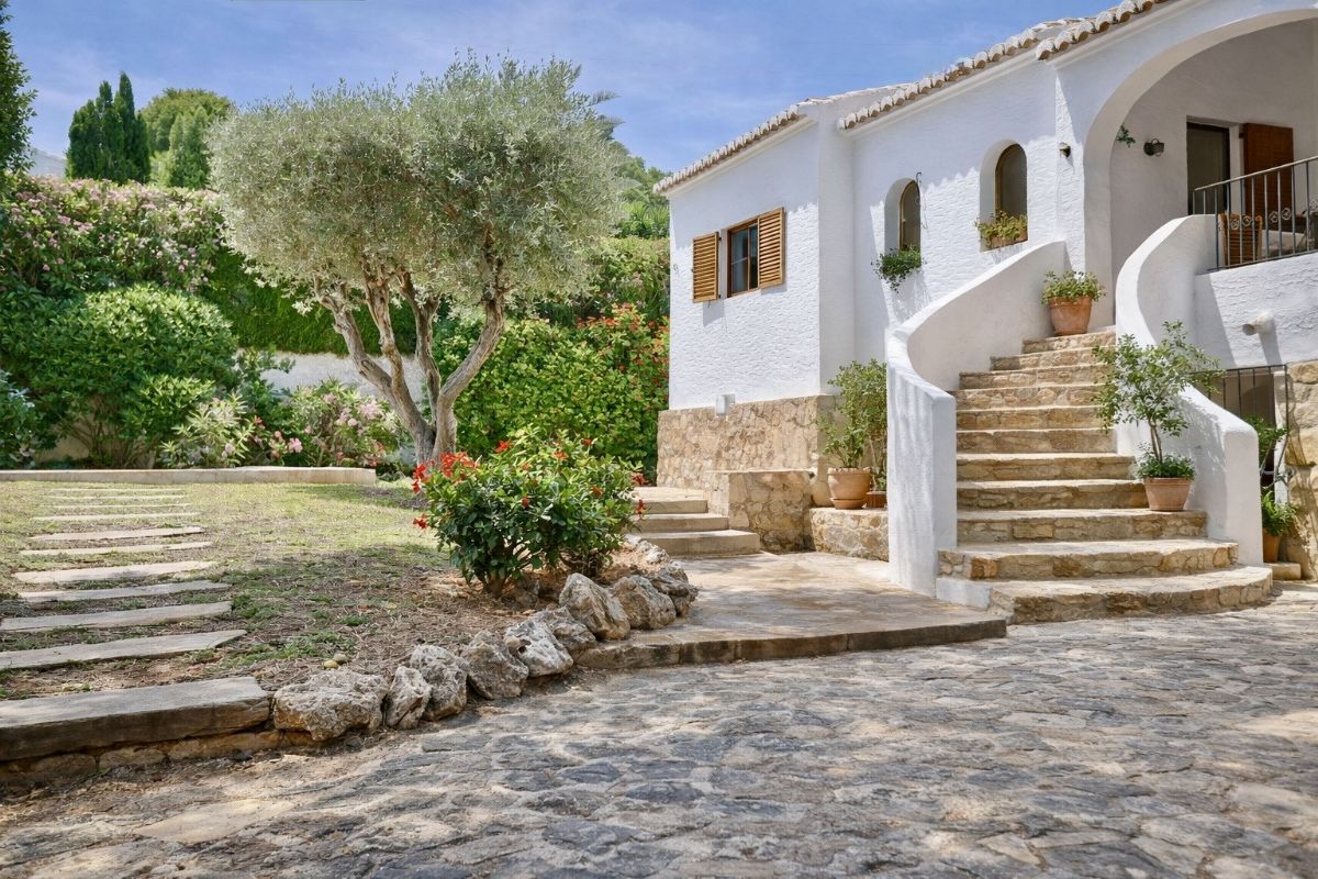 Villa con Encanto en Venta en Javea, a Pocos Minutos de la Playa del Arenal
Descubre esta magnifica villa independiente ubicada en una de las zonas mas deseadas de Javea, a tan solo unos minutos de la emblematica Playa del Arenal.