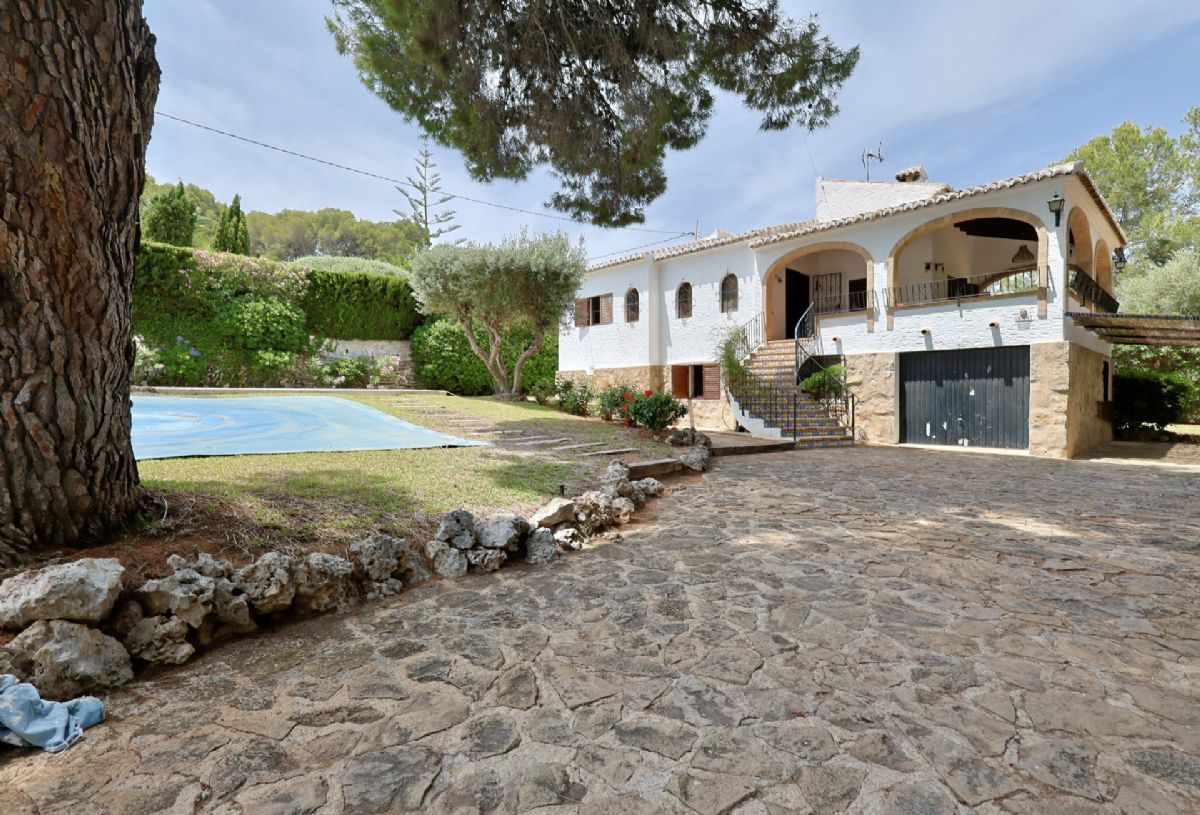 Villa con Encanto en Venta en Javea, a Pocos Minutos de la Playa del Arenal
Descubre esta magnifica villa independiente ubicada en una de las zonas mas deseadas de Javea, a tan solo unos minutos de la emblematica Playa del Arenal.