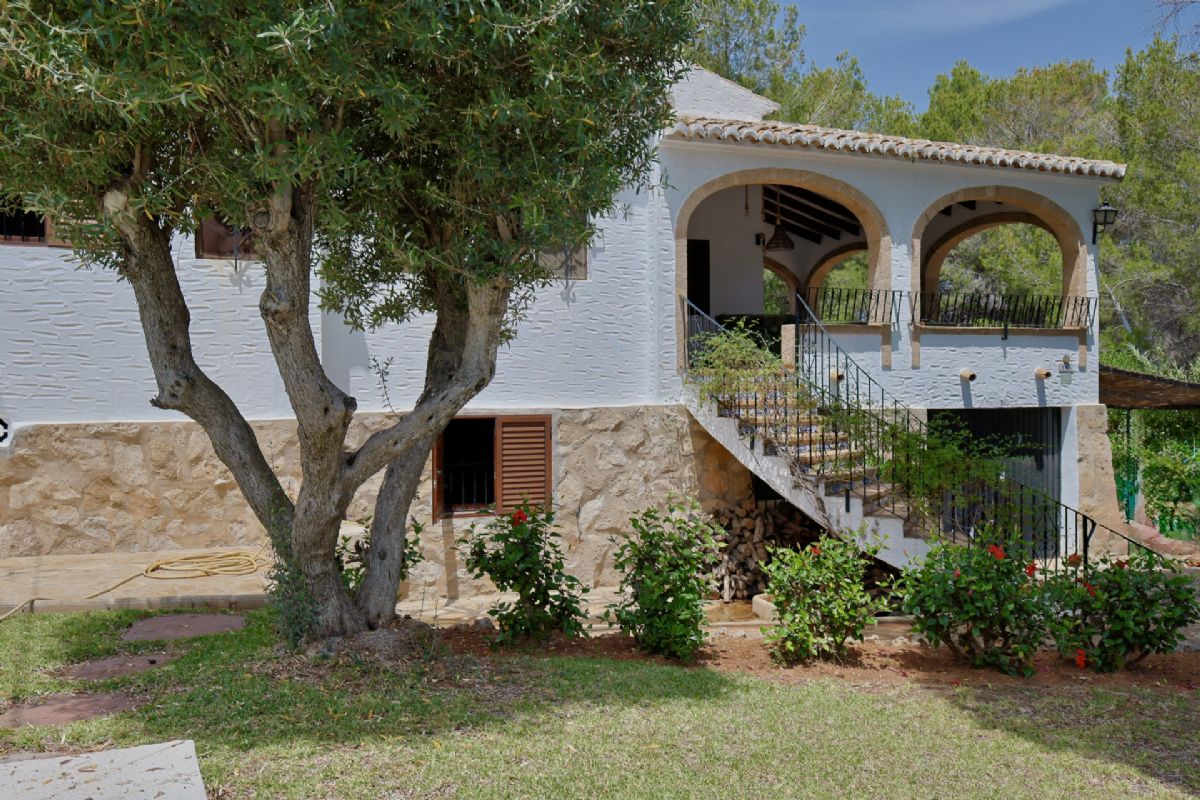 Villa con Encanto en Venta en Javea, a Pocos Minutos de la Playa del Arenal
Descubre esta magnifica villa independiente ubicada en una de las zonas mas deseadas de Javea, a tan solo unos minutos de la emblematica Playa del Arenal.