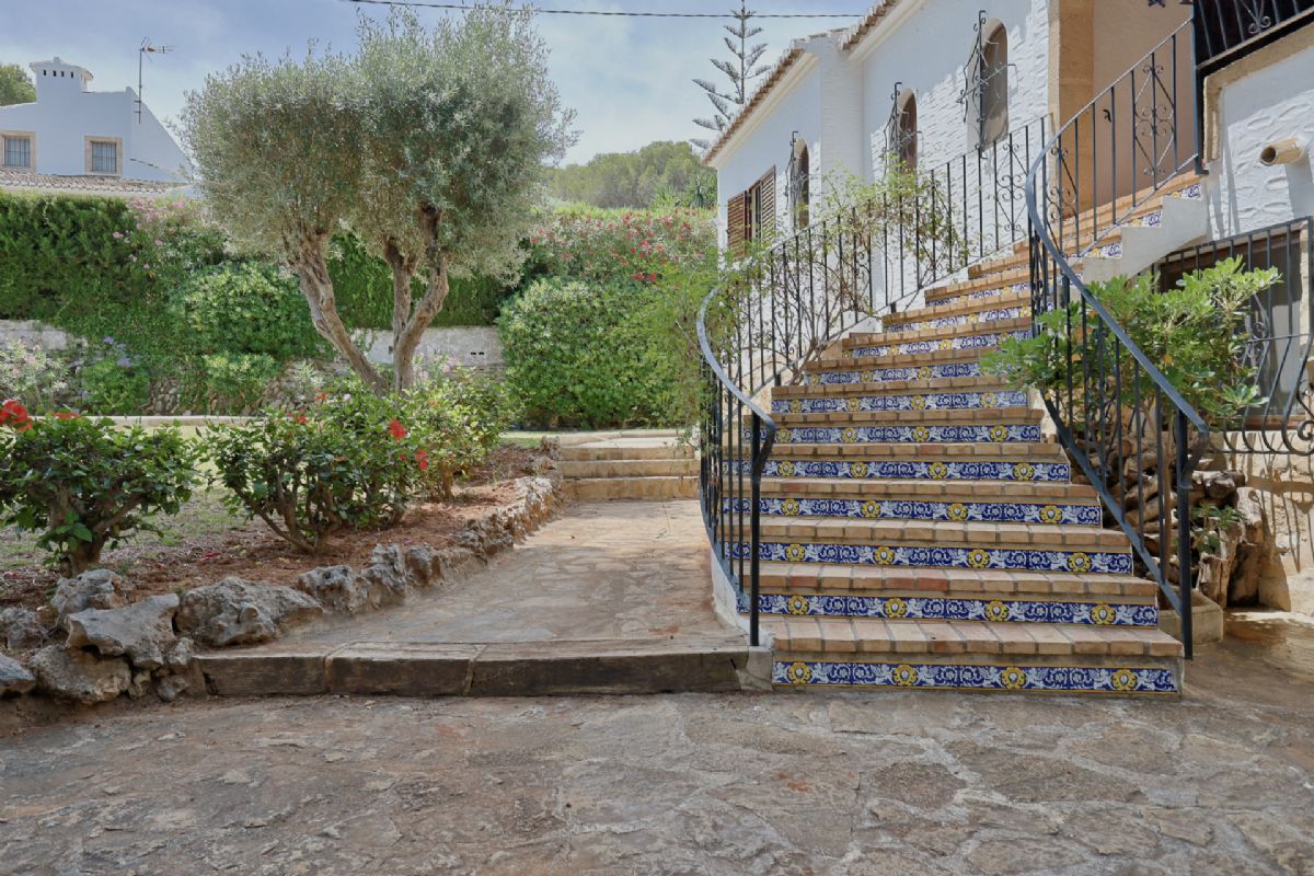 Villa con Encanto en Venta en Javea, a Pocos Minutos de la Playa del Arenal
Descubre esta magnifica villa independiente ubicada en una de las zonas mas deseadas de Javea, a tan solo unos minutos de la emblematica Playa del Arenal.