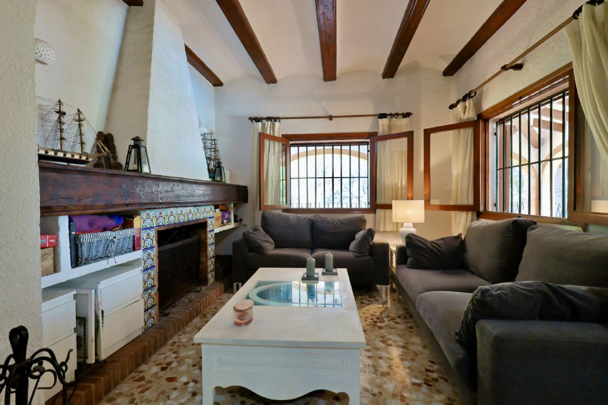 Villa con Encanto en Venta en Javea, a Pocos Minutos de la Playa del Arenal
Descubre esta magnifica villa independiente ubicada en una de las zonas mas deseadas de Javea, a tan solo unos minutos de la emblematica Playa del Arenal.