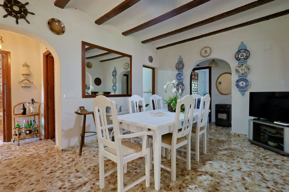 Villa con Encanto en Venta en Javea, a Pocos Minutos de la Playa del Arenal
Descubre esta magnifica villa independiente ubicada en una de las zonas mas deseadas de Javea, a tan solo unos minutos de la emblematica Playa del Arenal.
