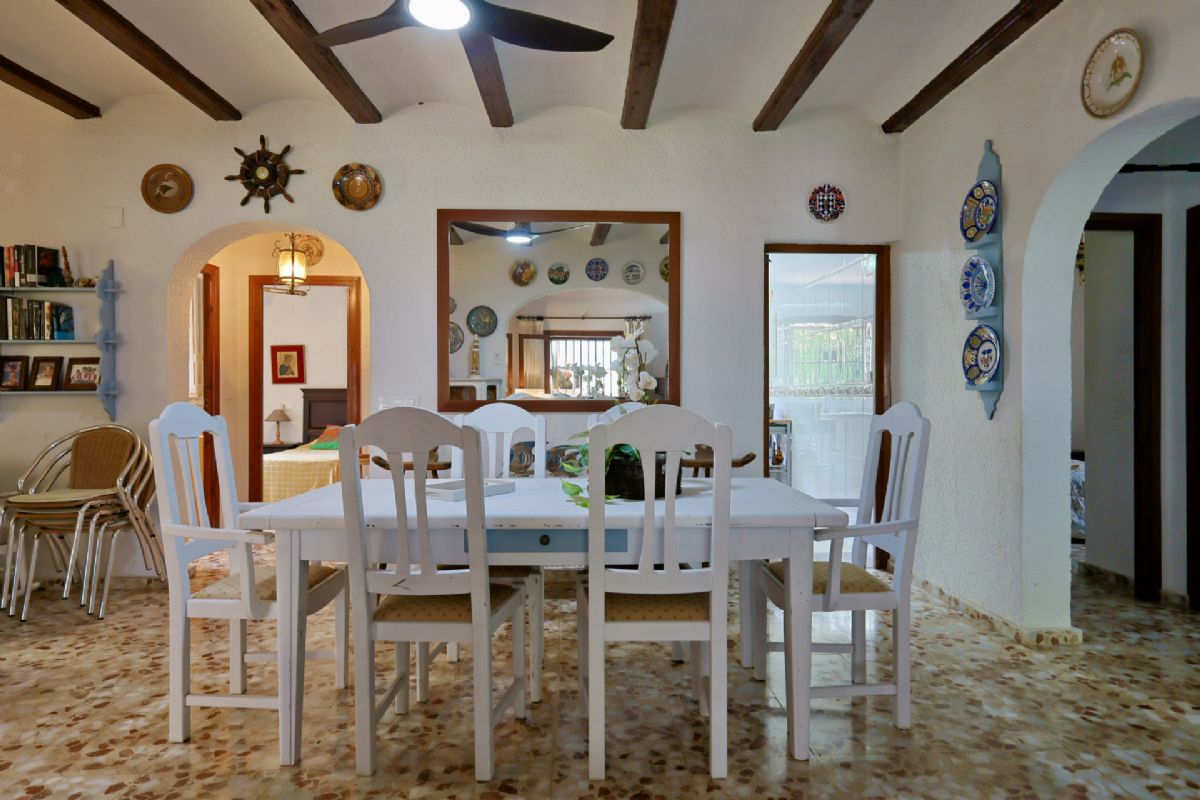Villa con Encanto en Venta en Javea, a Pocos Minutos de la Playa del Arenal
Descubre esta magnifica villa independiente ubicada en una de las zonas mas deseadas de Javea, a tan solo unos minutos de la emblematica Playa del Arenal.