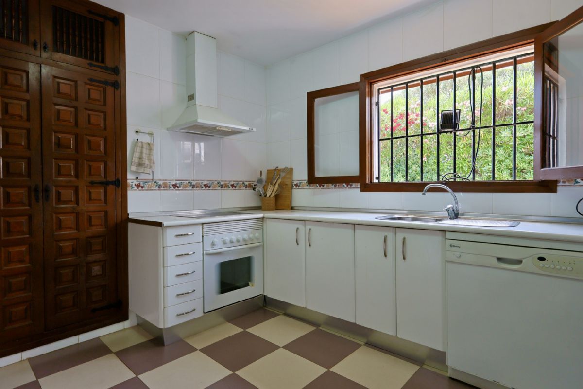 Villa con Encanto en Venta en Javea, a Pocos Minutos de la Playa del Arenal
Descubre esta magnifica villa independiente ubicada en una de las zonas mas deseadas de Javea, a tan solo unos minutos de la emblematica Playa del Arenal.