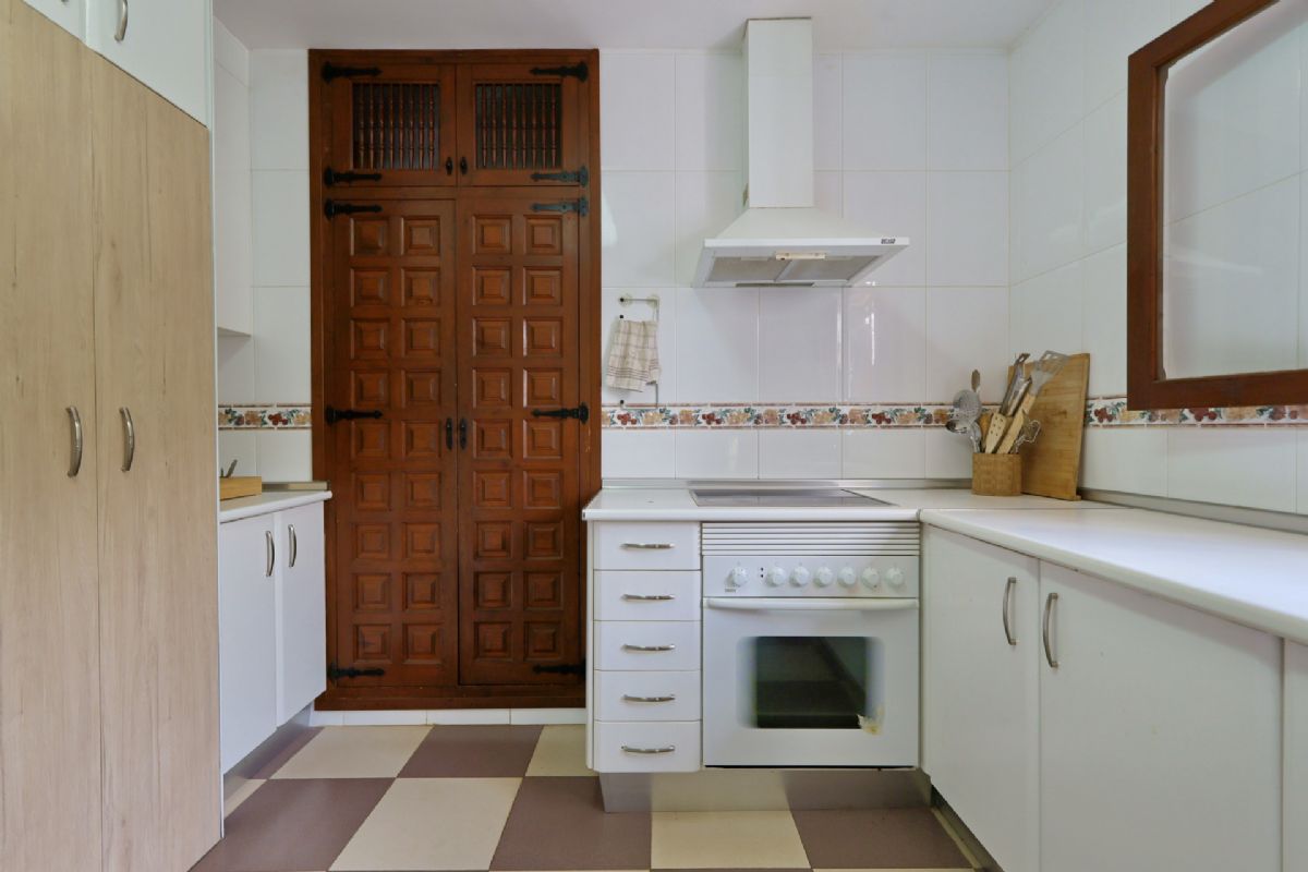 Villa con Encanto en Venta en Javea, a Pocos Minutos de la Playa del Arenal
Descubre esta magnifica villa independiente ubicada en una de las zonas mas deseadas de Javea, a tan solo unos minutos de la emblematica Playa del Arenal.