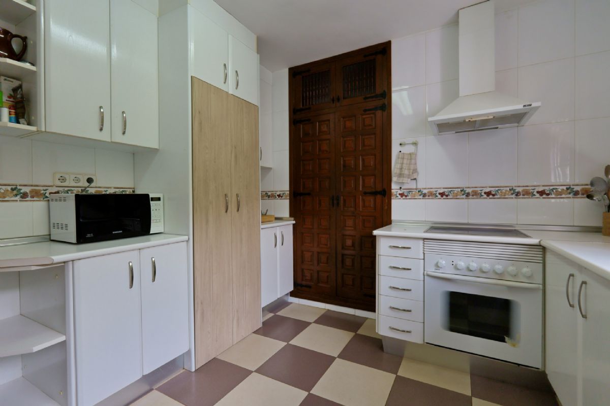Villa con Encanto en Venta en Javea, a Pocos Minutos de la Playa del Arenal
Descubre esta magnifica villa independiente ubicada en una de las zonas mas deseadas de Javea, a tan solo unos minutos de la emblematica Playa del Arenal.