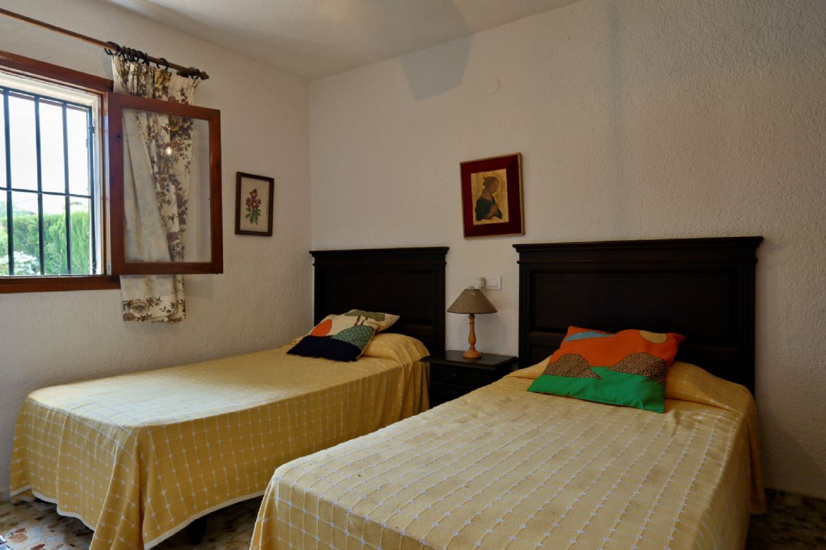 Villa con Encanto en Venta en Javea, a Pocos Minutos de la Playa del Arenal
Descubre esta magnifica villa independiente ubicada en una de las zonas mas deseadas de Javea, a tan solo unos minutos de la emblematica Playa del Arenal.