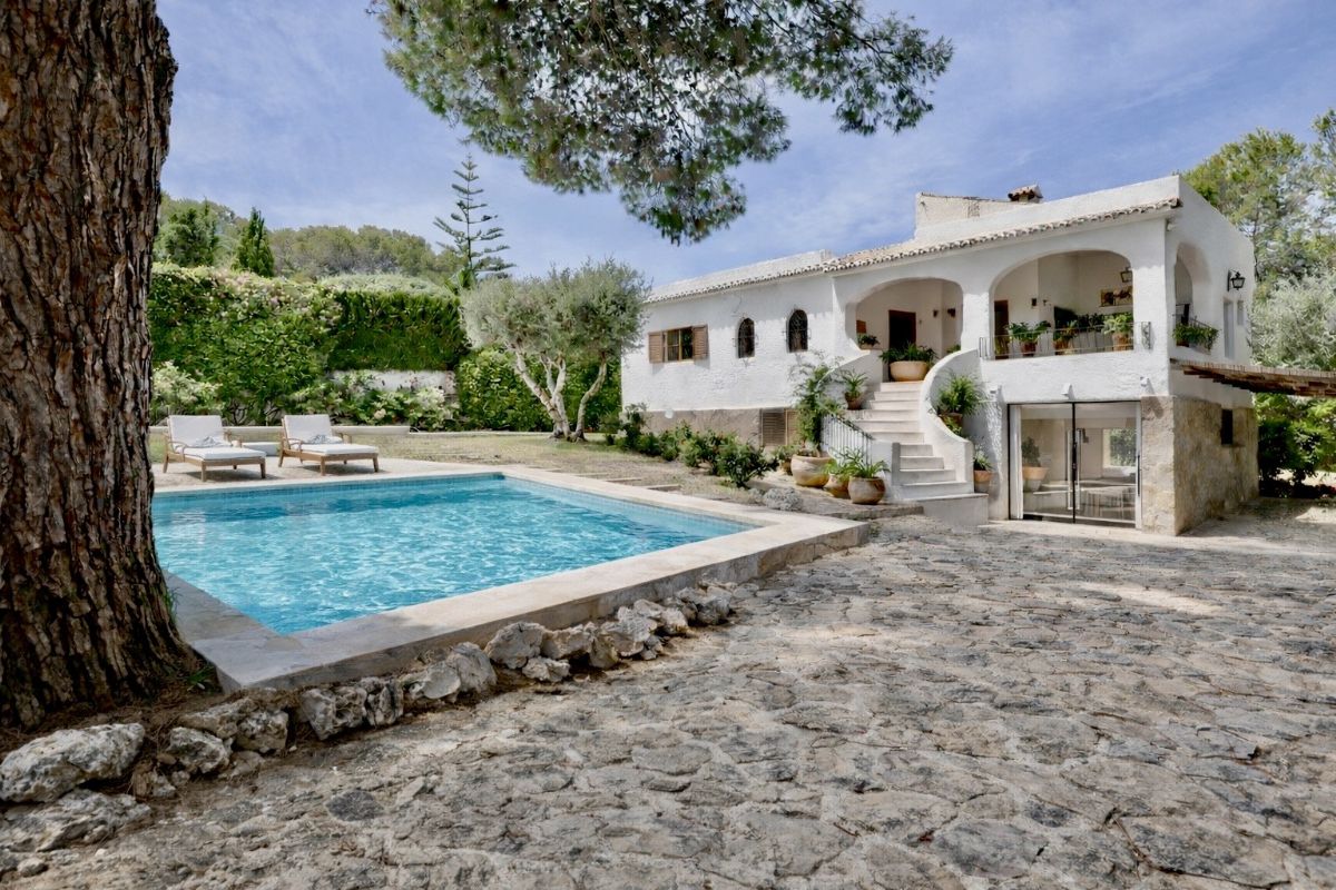 Villa con Encanto en Venta en Javea, a Pocos Minutos de la Playa del Arenal
Descubre esta magnifica villa independiente ubicada en una de las zonas mas deseadas de Javea, a tan solo unos minutos de la emblematica Playa del Arenal.