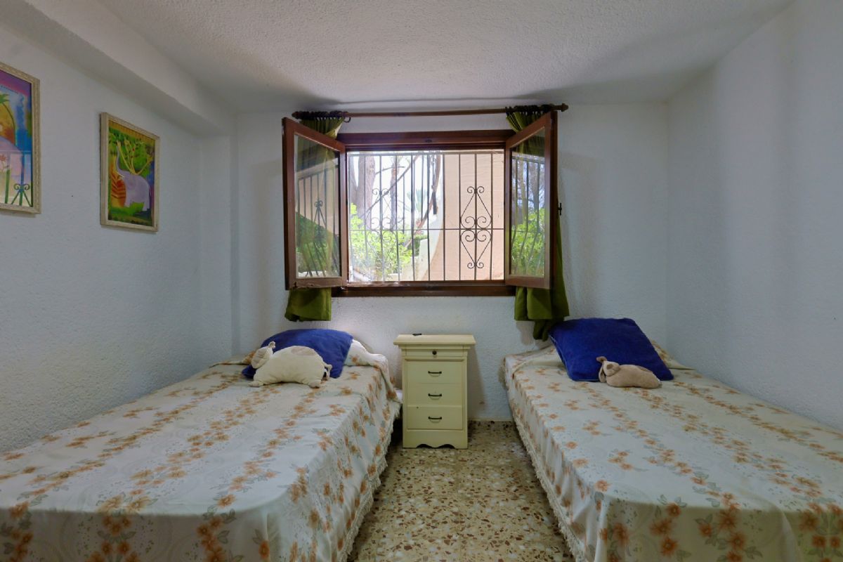 Villa con Encanto en Venta en Javea, a Pocos Minutos de la Playa del Arenal
Descubre esta magnifica villa independiente ubicada en una de las zonas mas deseadas de Javea, a tan solo unos minutos de la emblematica Playa del Arenal.