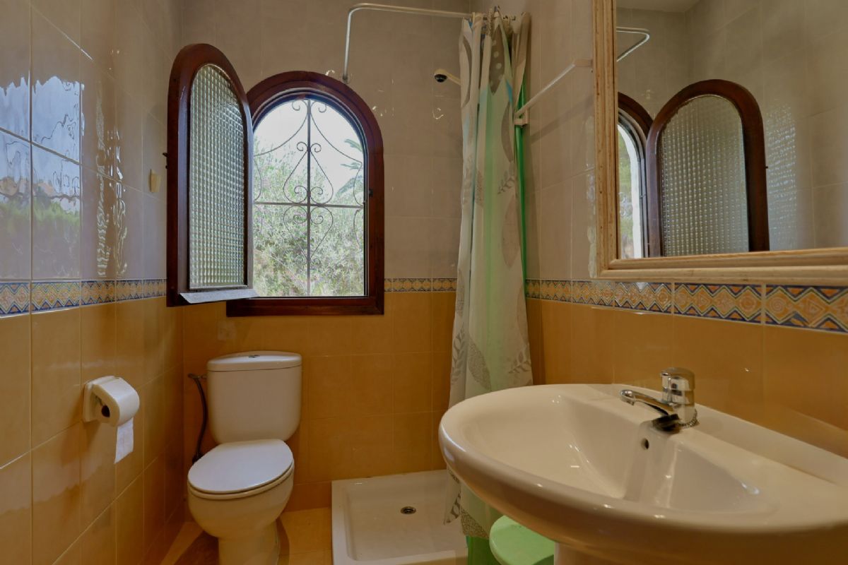 Villa con Encanto en Venta en Javea, a Pocos Minutos de la Playa del Arenal
Descubre esta magnifica villa independiente ubicada en una de las zonas mas deseadas de Javea, a tan solo unos minutos de la emblematica Playa del Arenal.