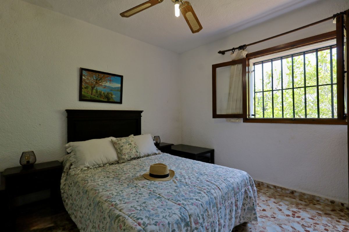 Villa con Encanto en Venta en Javea, a Pocos Minutos de la Playa del Arenal
Descubre esta magnifica villa independiente ubicada en una de las zonas mas deseadas de Javea, a tan solo unos minutos de la emblematica Playa del Arenal.