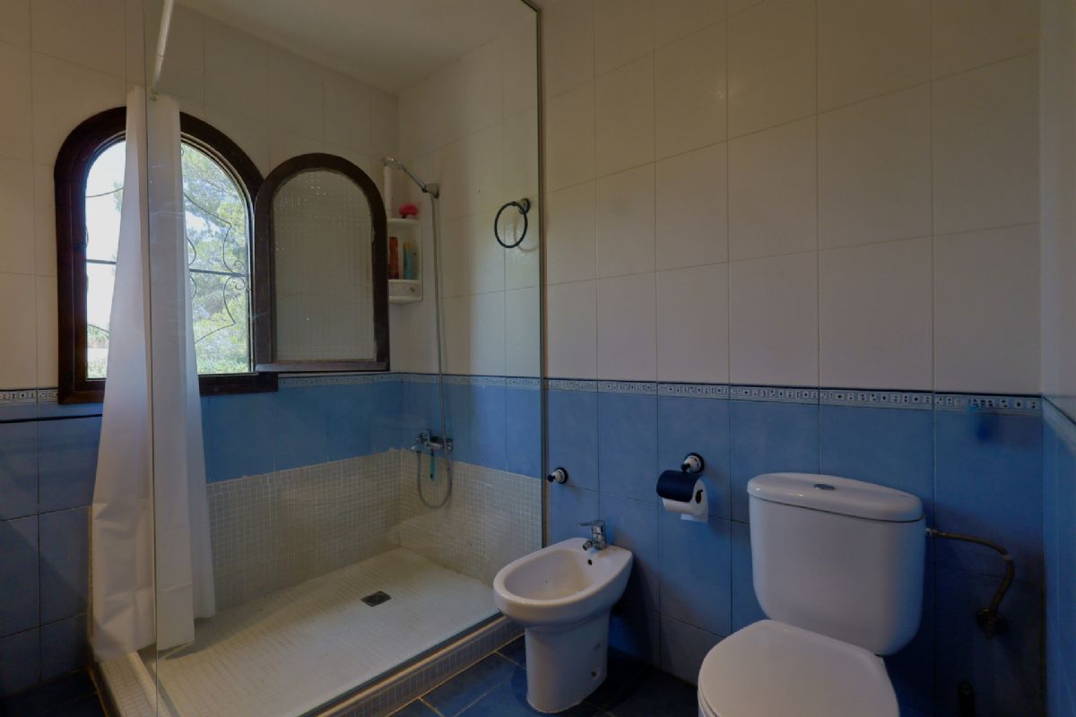 Villa con Encanto en Venta en Javea, a Pocos Minutos de la Playa del Arenal
Descubre esta magnifica villa independiente ubicada en una de las zonas mas deseadas de Javea, a tan solo unos minutos de la emblematica Playa del Arenal.