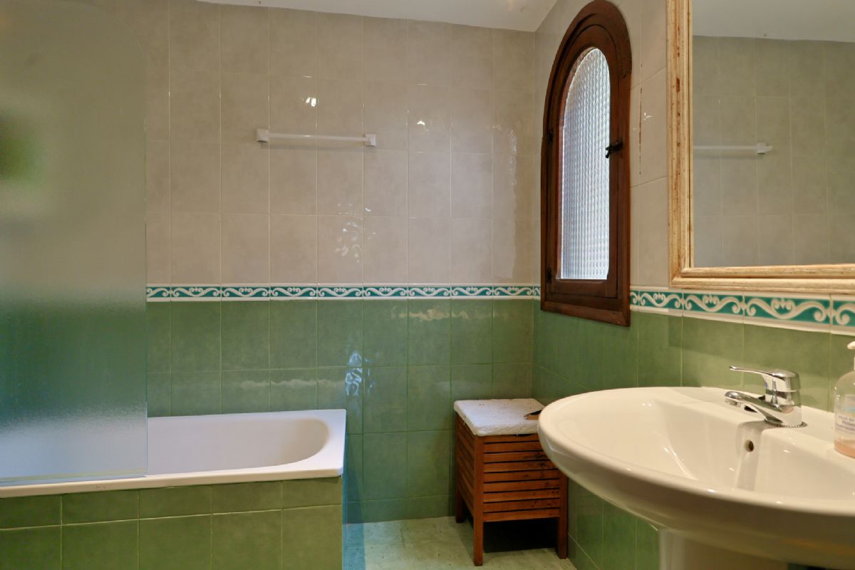 Villa con Encanto en Venta en Javea, a Pocos Minutos de la Playa del Arenal
Descubre esta magnifica villa independiente ubicada en una de las zonas mas deseadas de Javea, a tan solo unos minutos de la emblematica Playa del Arenal.