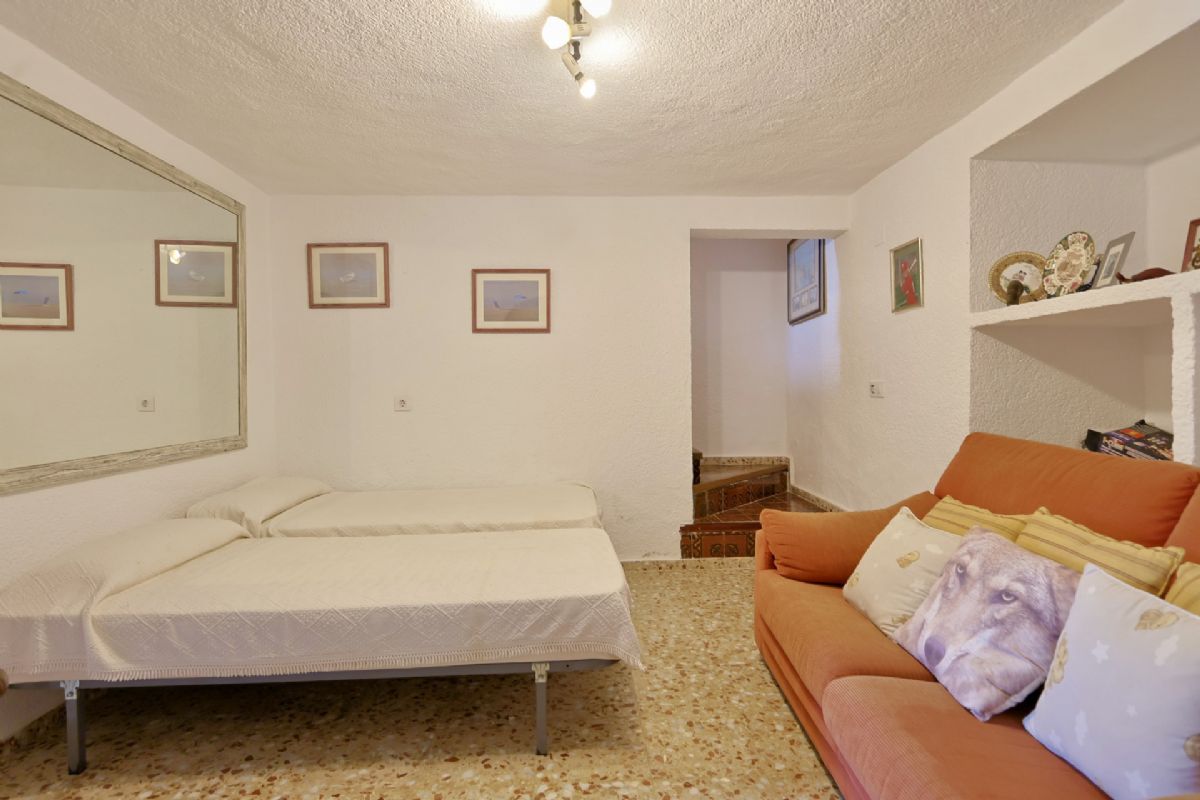 Villa con Encanto en Venta en Javea, a Pocos Minutos de la Playa del Arenal
Descubre esta magnifica villa independiente ubicada en una de las zonas mas deseadas de Javea, a tan solo unos minutos de la emblematica Playa del Arenal.