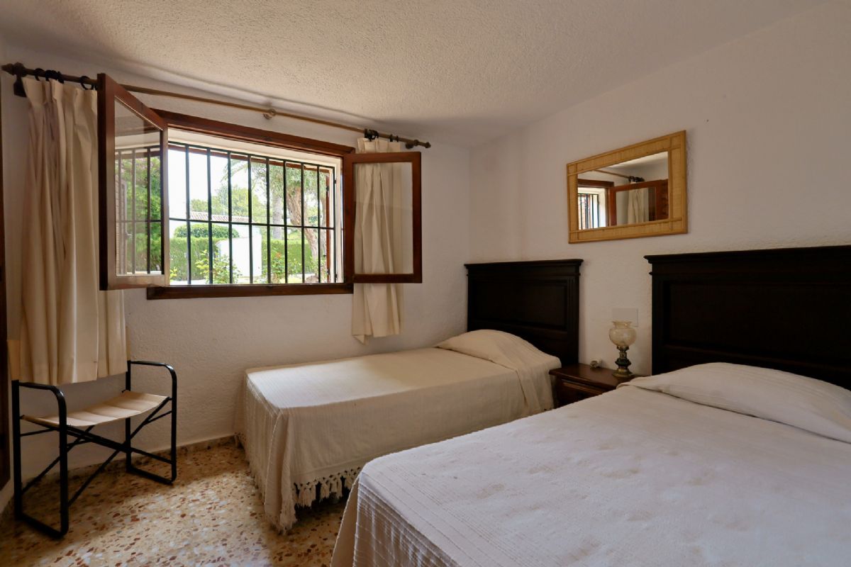 Villa con Encanto en Venta en Javea, a Pocos Minutos de la Playa del Arenal
Descubre esta magnifica villa independiente ubicada en una de las zonas mas deseadas de Javea, a tan solo unos minutos de la emblematica Playa del Arenal.