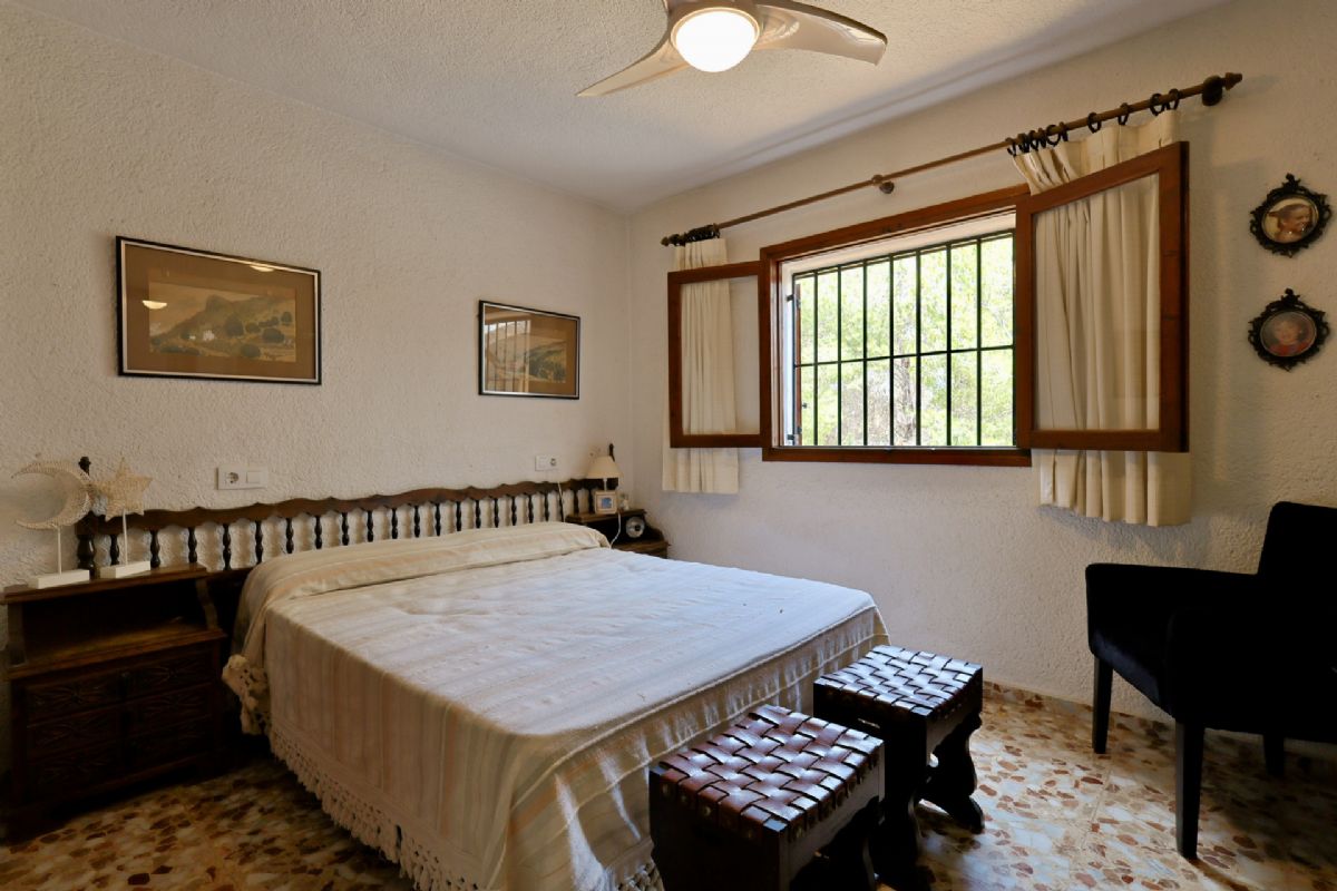 Villa con Encanto en Venta en Javea, a Pocos Minutos de la Playa del Arenal
Descubre esta magnifica villa independiente ubicada en una de las zonas mas deseadas de Javea, a tan solo unos minutos de la emblematica Playa del Arenal.