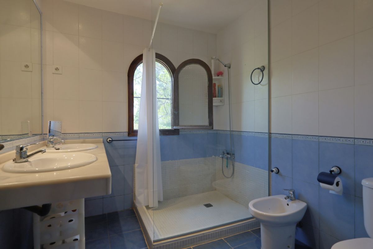 Villa con Encanto en Venta en Javea, a Pocos Minutos de la Playa del Arenal
Descubre esta magnifica villa independiente ubicada en una de las zonas mas deseadas de Javea, a tan solo unos minutos de la emblematica Playa del Arenal.