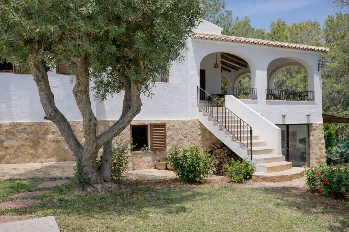 Villa con Encanto en Venta en Javea, a Pocos Minutos de la Playa del Arenal
Descubre esta magnifica villa independiente ubicada en una de las zonas mas deseadas de Javea, a tan solo unos minutos de la emblematica Playa del Arenal.