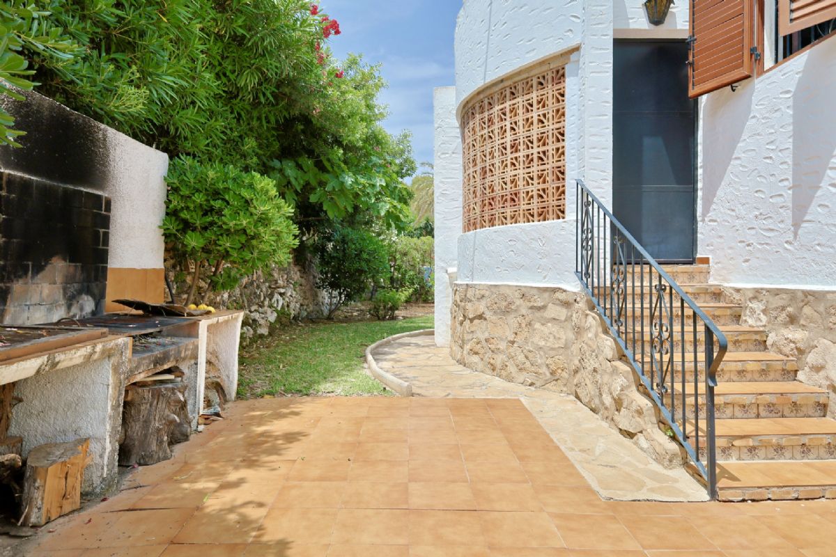Villa con Encanto en Venta en Javea, a Pocos Minutos de la Playa del Arenal
Descubre esta magnifica villa independiente ubicada en una de las zonas mas deseadas de Javea, a tan solo unos minutos de la emblematica Playa del Arenal.