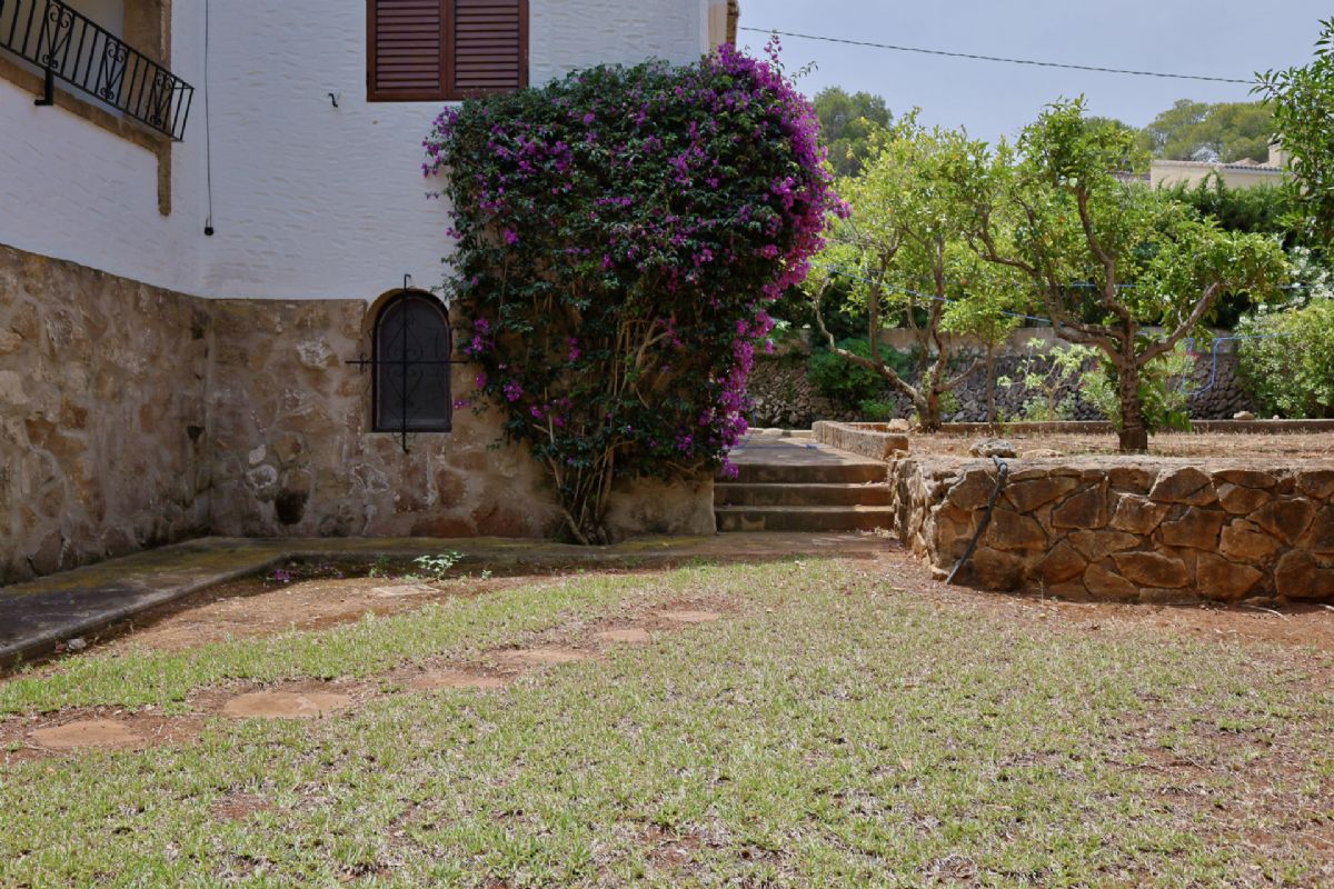 Villa con Encanto en Venta en Javea, a Pocos Minutos de la Playa del Arenal
Descubre esta magnifica villa independiente ubicada en una de las zonas mas deseadas de Javea, a tan solo unos minutos de la emblematica Playa del Arenal.