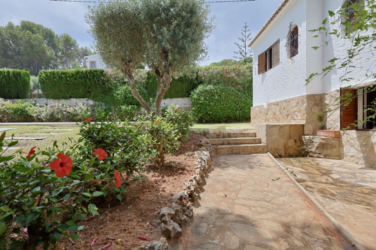 Villa con Encanto en Venta en Javea, a Pocos Minutos de la Playa del Arenal
Descubre esta magnifica villa independiente ubicada en una de las zonas mas deseadas de Javea, a tan solo unos minutos de la emblematica Playa del Arenal.