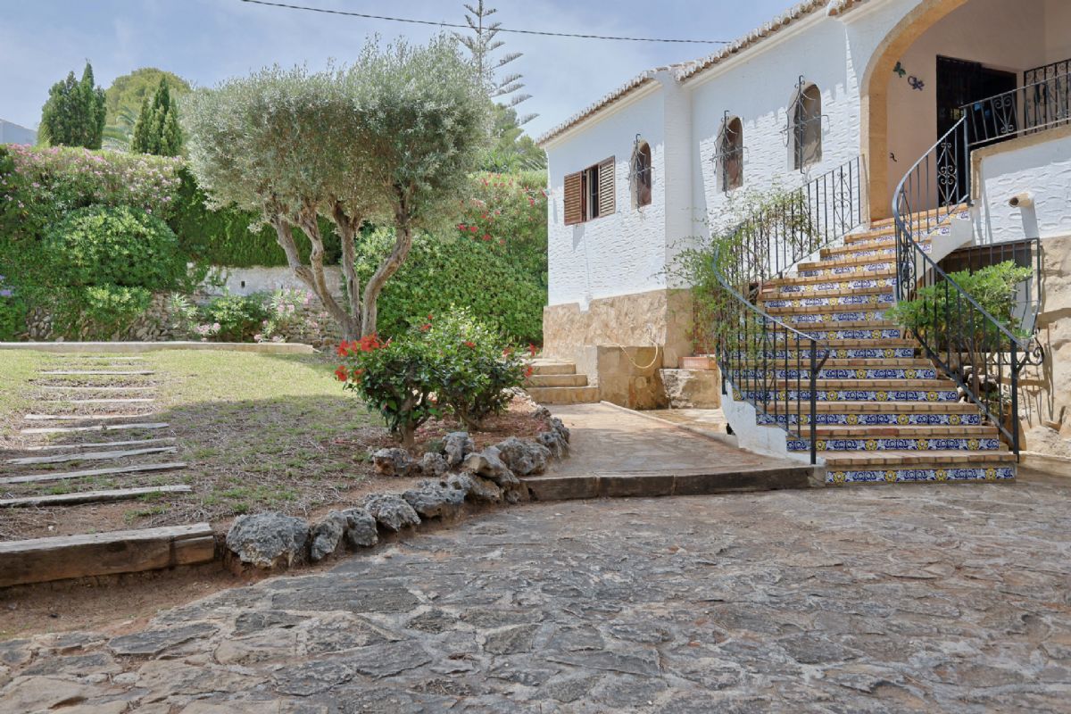 Villa con Encanto en Venta en Javea, a Pocos Minutos de la Playa del Arenal
Descubre esta magnifica villa independiente ubicada en una de las zonas mas deseadas de Javea, a tan solo unos minutos de la emblematica Playa del Arenal.