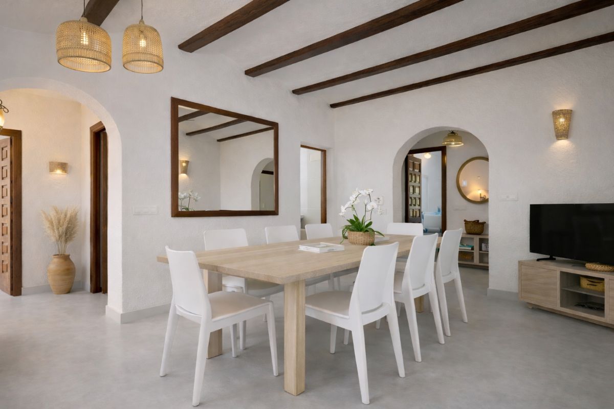 Villa con Encanto en Venta en Javea, a Pocos Minutos de la Playa del Arenal
Descubre esta magnifica villa independiente ubicada en una de las zonas mas deseadas de Javea, a tan solo unos minutos de la emblematica Playa del Arenal.