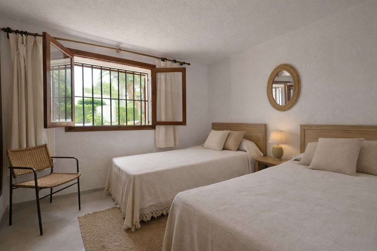 Villa con Encanto en Venta en Javea, a Pocos Minutos de la Playa del Arenal
Descubre esta magnifica villa independiente ubicada en una de las zonas mas deseadas de Javea, a tan solo unos minutos de la emblematica Playa del Arenal.