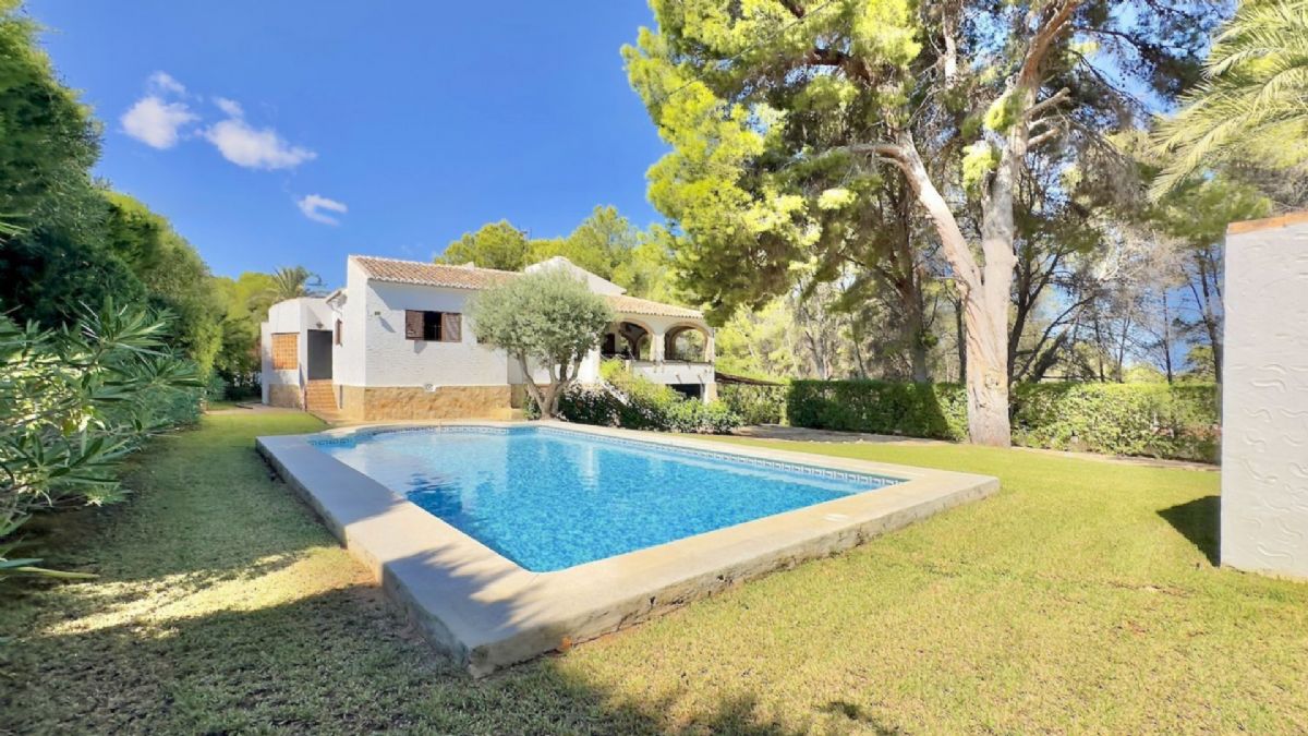 Villa con Encanto en Venta en Javea, a Pocos Minutos de la Playa del Arenal
Descubre esta magnifica villa independiente ubicada en una de las zonas mas deseadas de Javea, a tan solo unos minutos de la emblematica Playa del Arenal.