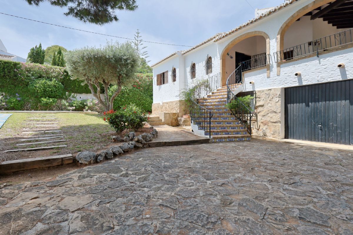 Villa con Encanto en Venta en Javea, a Pocos Minutos de la Playa del Arenal
Descubre esta magnifica villa independiente ubicada en una de las zonas mas deseadas de Javea, a tan solo unos minutos de la emblematica Playa del Arenal.