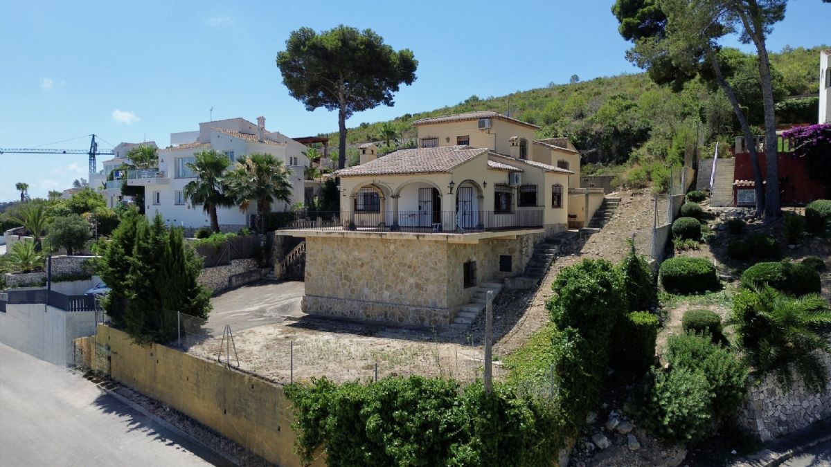 Villa en venta en Javea con vistas al mar
Descubre esta oportunidad unica para crear la casa de tus suenos en una ubicacion verdaderamente privilegiada.