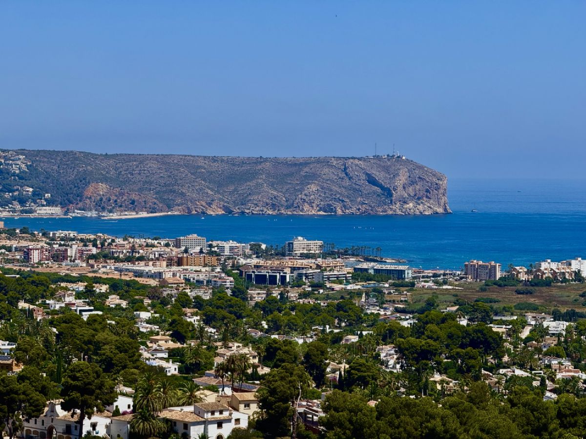 Villa en venta en Javea con vistas al mar
Descubre esta oportunidad unica para crear la casa de tus suenos en una ubicacion verdaderamente privilegiada.