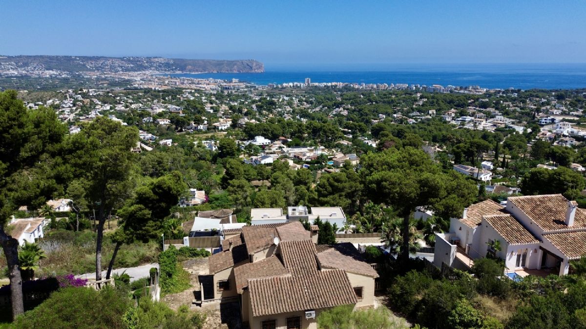 Villa en venta en Javea con vistas al mar
Descubre esta oportunidad unica para crear la casa de tus suenos en una ubicacion verdaderamente privilegiada.