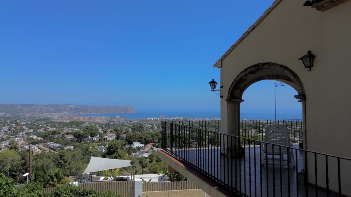 Villa en venta en Javea con vistas al mar
Descubre esta oportunidad unica para crear la casa de tus suenos en una ubicacion verdaderamente privilegiada.