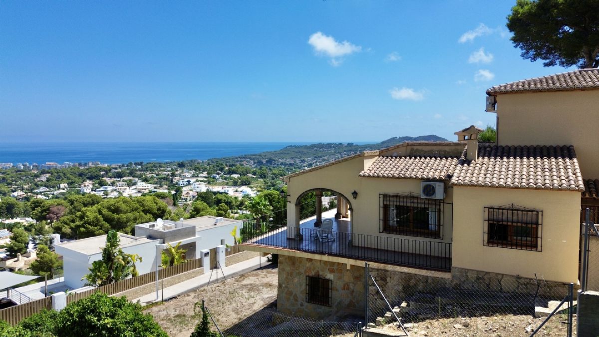 Villa en venta en Javea con vistas al mar
Descubre esta oportunidad unica para crear la casa de tus suenos en una ubicacion verdaderamente privilegiada.