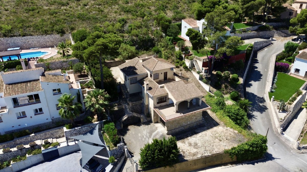 Villa en venta en Javea con vistas al mar
Descubre esta oportunidad unica para crear la casa de tus suenos en una ubicacion verdaderamente privilegiada.