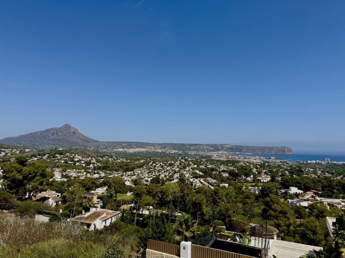 Villa en venta en Javea con vistas al mar
Descubre esta oportunidad unica para crear la casa de tus suenos en una ubicacion verdaderamente privilegiada.